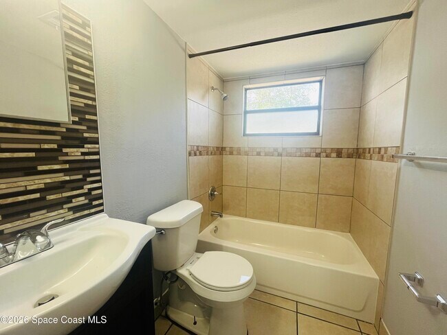 Building Photo - 402 Adams Ave