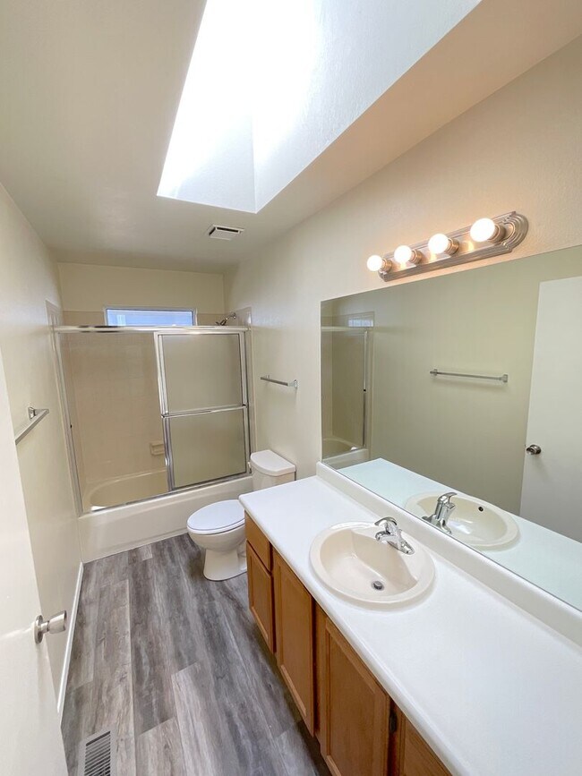 Building Photo - 4 Bedroom Home Available Near Research Pkwy & Scarborough Dr!