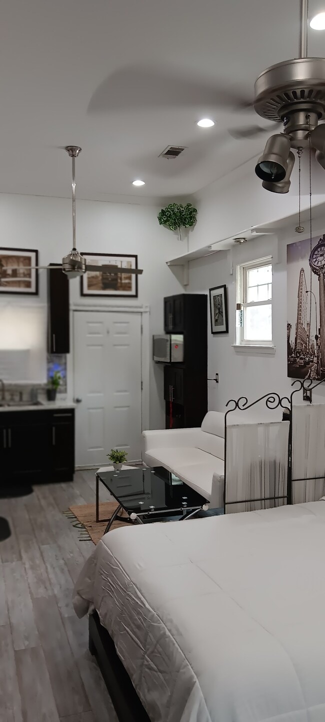 Building Photo - No Brainer Furnished Apartments