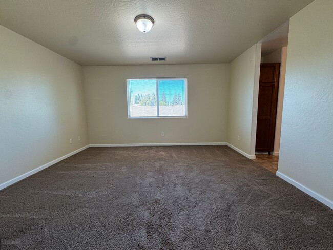 Building Photo - Beautiful home for rent in Visalia