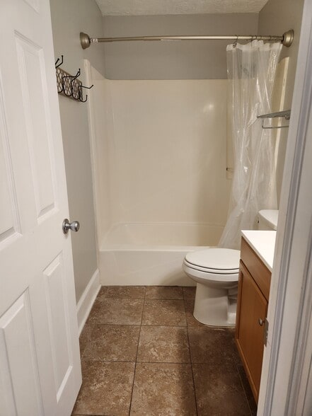 Bath shower / tub - 2510 W 9th St