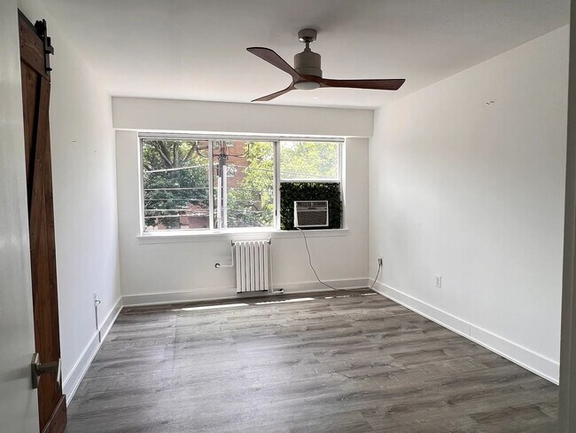 Building Photo - Great 2 Bed / 1 Bath Apartment near Embass...