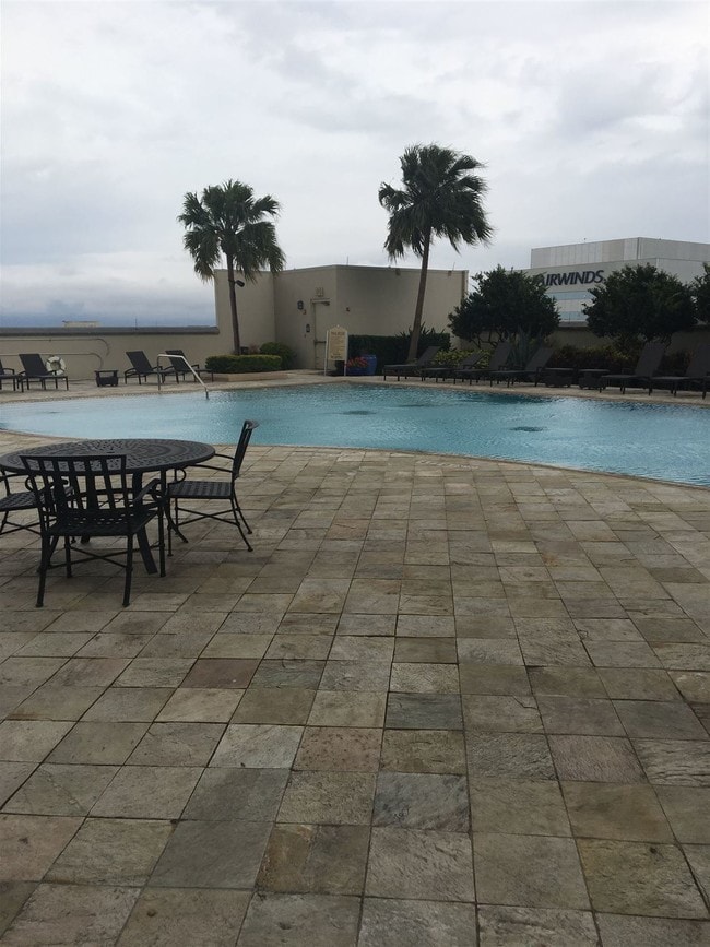 Building Photo - 17 W Church St