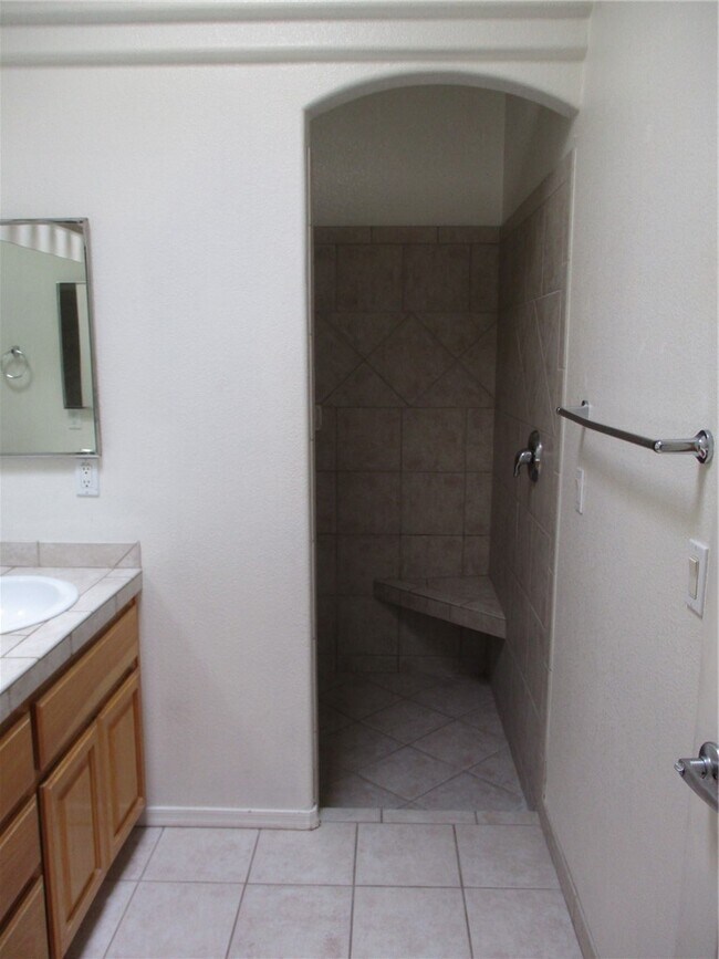 Building Photo - 5543 Clubhouse Ct