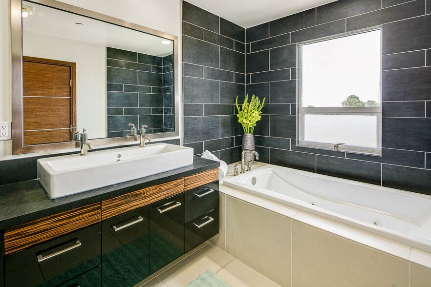 Building Photo - 257 S Hudson Ave