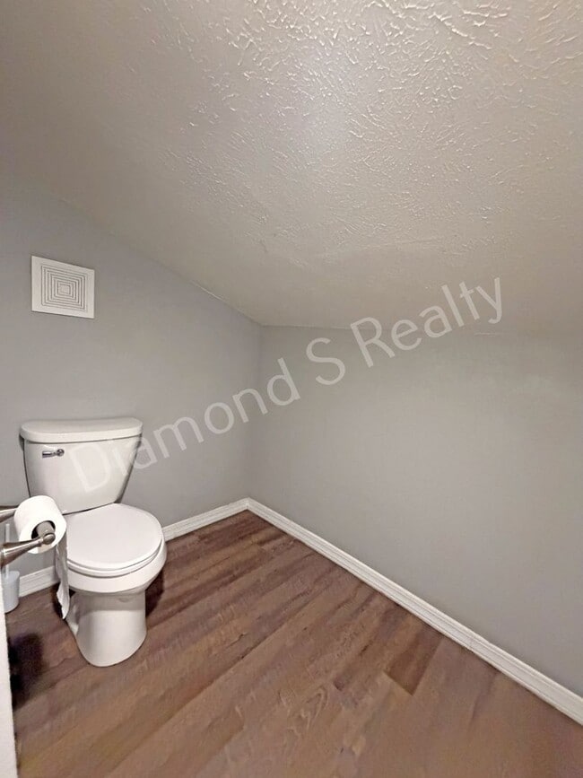 Building Photo - Spacious, Clean 3 Bedroom Home + Bonus Room Available!