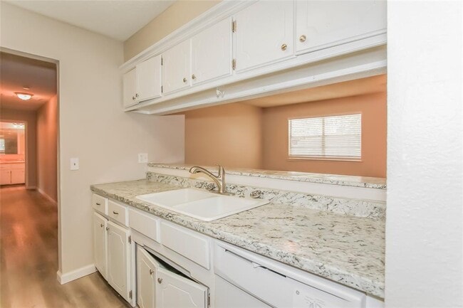 Building Photo - 916 Clear Creek