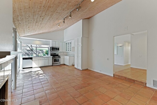 Building Photo - 2923 E Sierra Dr