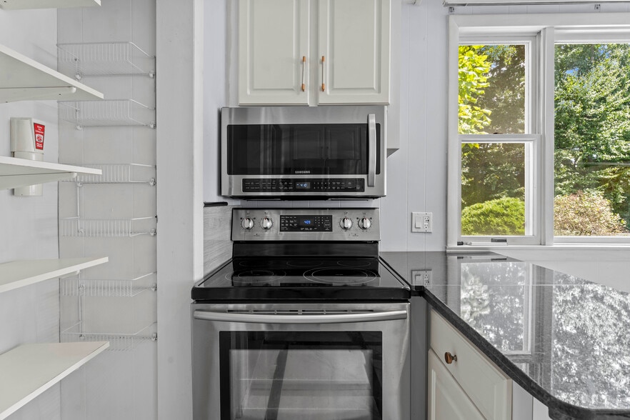 Building Photo - 210 Raymond Rd