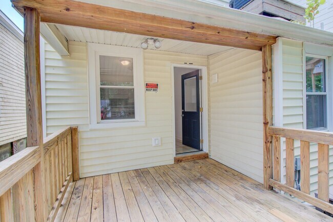 Building Photo - 6 Bed, 1.5 Bath Home in Granby School Dist...