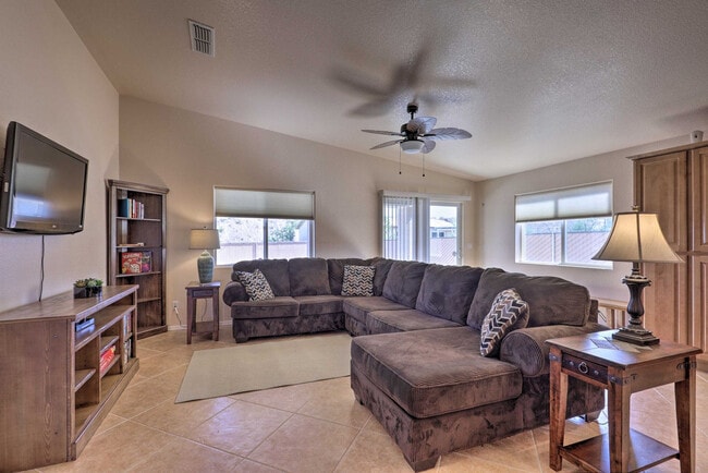 Building Photo - 2447 Rio Dr