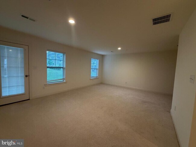 Building Photo - 105 Larrabee Wy