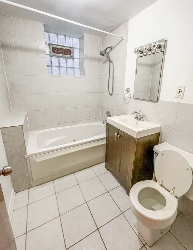 Building Photo - Fabulous Location in Wicker Park/Humboldt ...