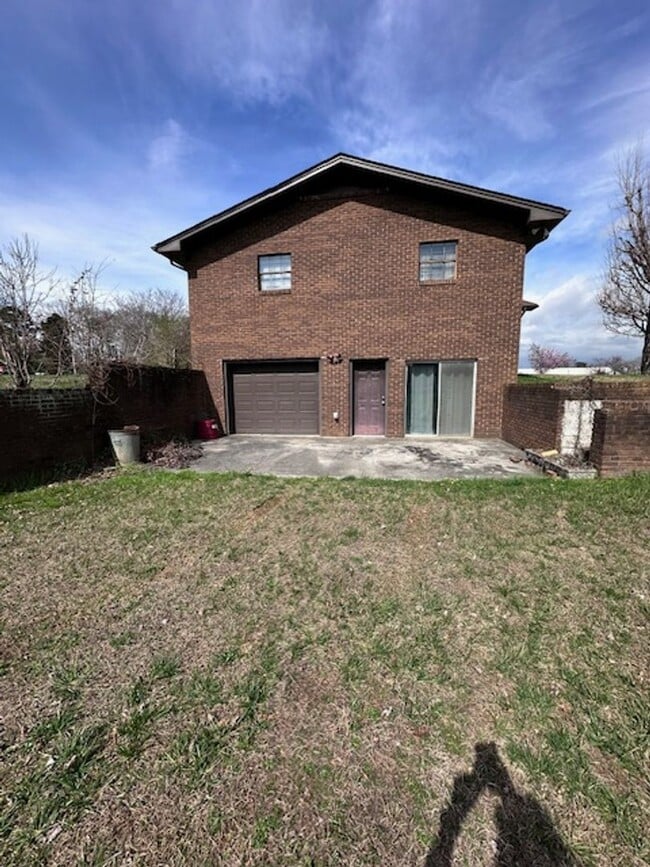 Building Photo - Maryville 37803 - 5 bedroom, 3 bath home - Contact Karen Robertson (865) 454-7626