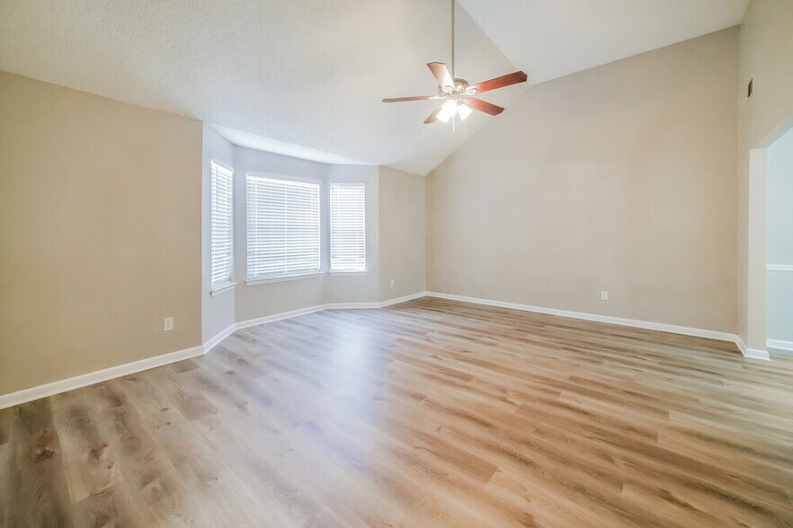 Building Photo - 6926 Silver Grass Ct