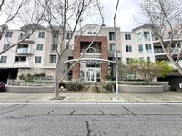 Building Photo - Beautiful, Modern 2 Bed 2 Bath + Bonus Roo...