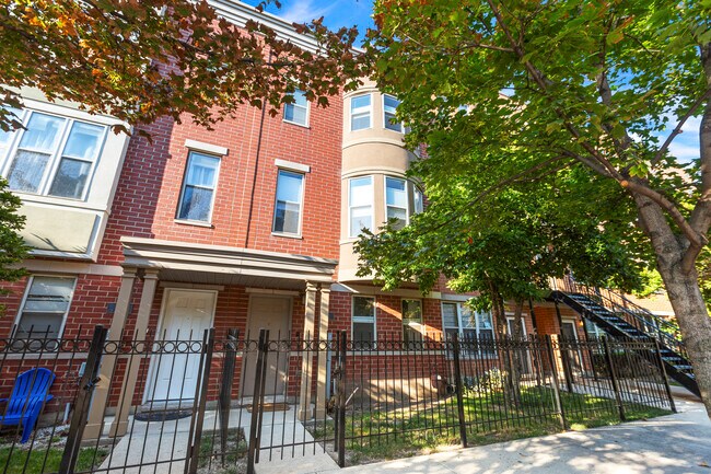 Building Photo - 720 W Evergreen-1