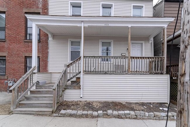 Building Photo - 824 2nd St