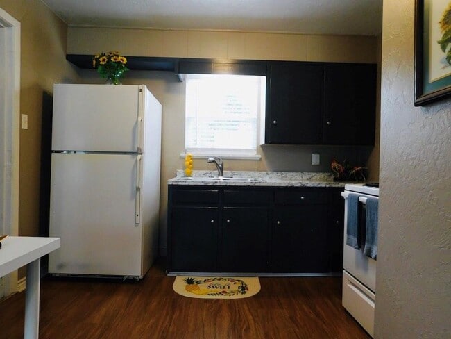 Building Photo - 2/1 - Pet Friendly Near TSU
