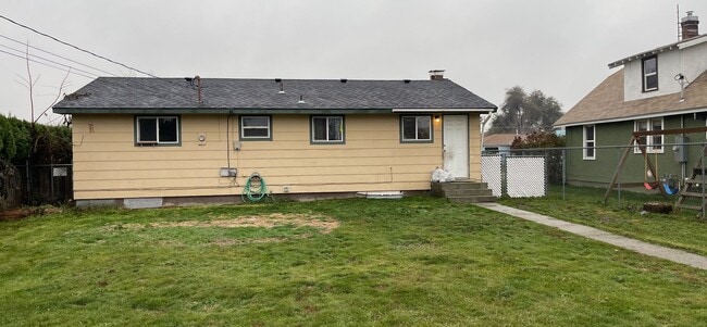 Building Photo - Spacious 5 Bedroom Home