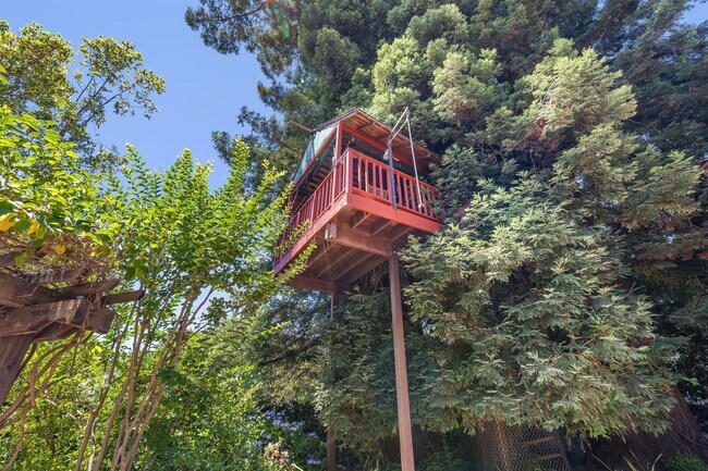 Building Photo - Mediterranean Beauty in Crescent Park – 5B...