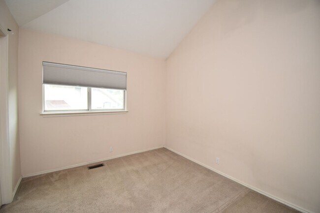 Building Photo - 2122 Rainbow Point Dr