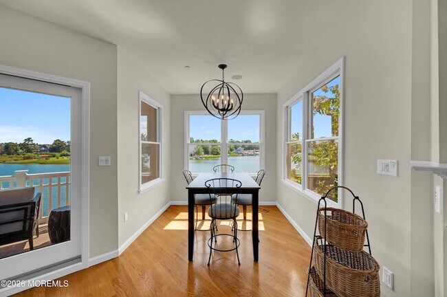 Building Photo - 10 Watersedge