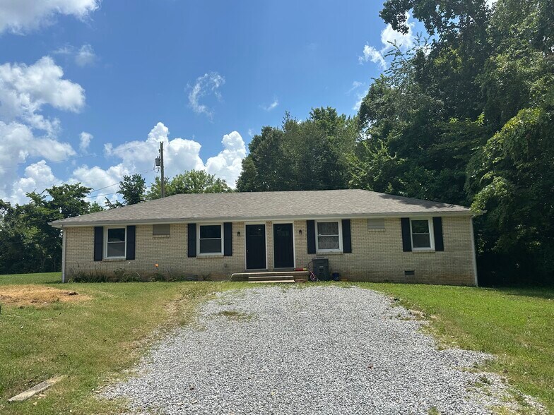 Front - 413 Martha Ln