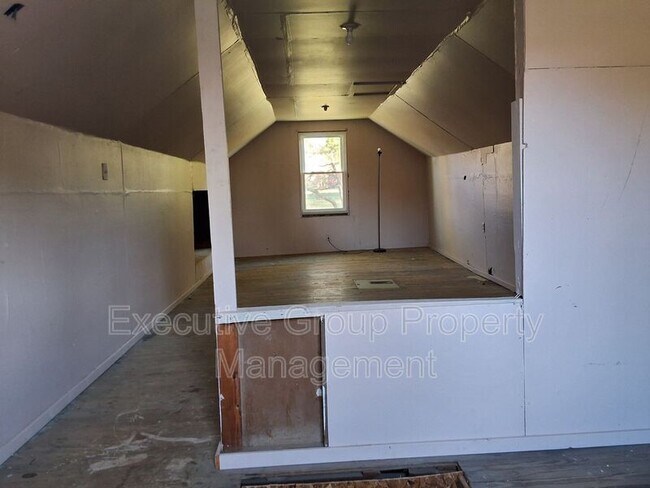 Building Photo - 746 W Elm Rd