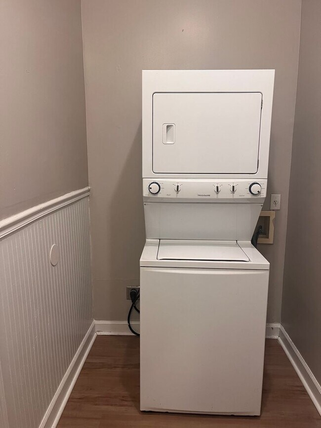 Building Photo - MOVE IN SPECIAL $250.00 OFF 1st Month's Rent- 2 bedroom, 1.5 bath apartment with W/D unit and sha...