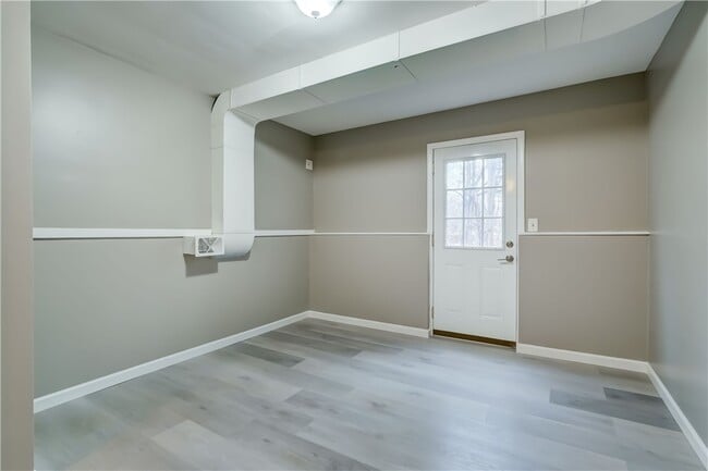 Building Photo - 44 E Jefferson Rd