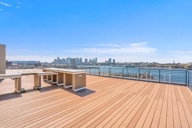 Building Photo - 250 Meridian St