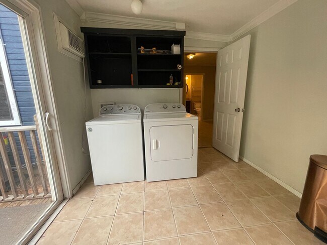 Building Photo - 4 Bedroom main house 2 bedroom guest house
