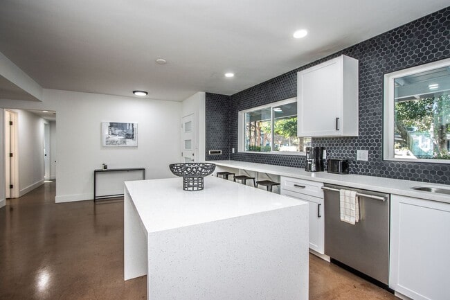 Building Photo - Biltmore District Luxury – 3 month leases avaialble 2,795.00