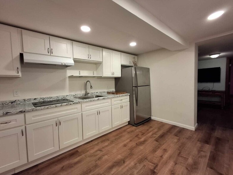 Building Photo - 4 Embroidery St