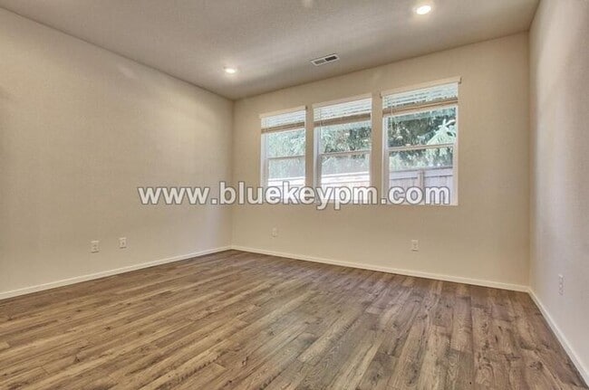 Building Photo - 3 Bed, 2.5 Bath Home Near Van Mall/ Raymond Shaffer Comm Park / Walnut Grove Elem