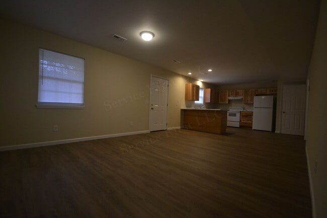 Building Photo - Spacious 3 Bed, 1.5 Bath Fourplex Unit in Buffalo, MO