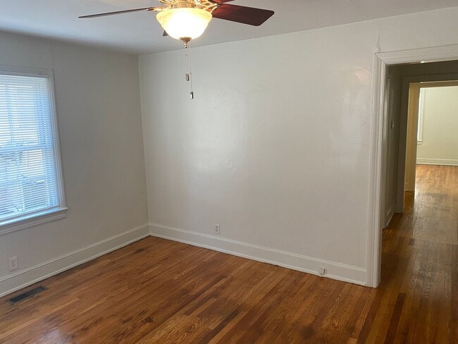 Building Photo - Adorable 1 Bedroom Duplex in Watts-Hillandale
