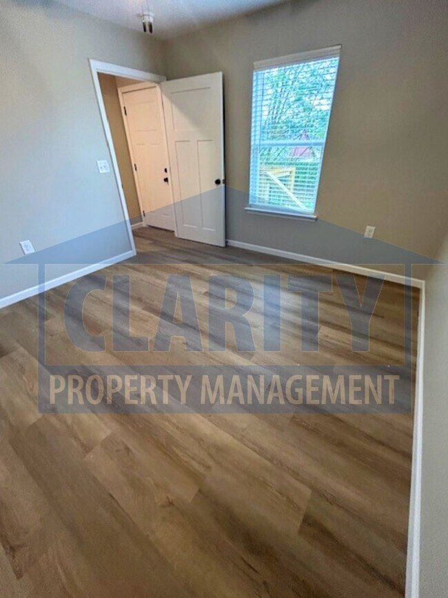 Building Photo - **One month free w/ a 15 month lease!**