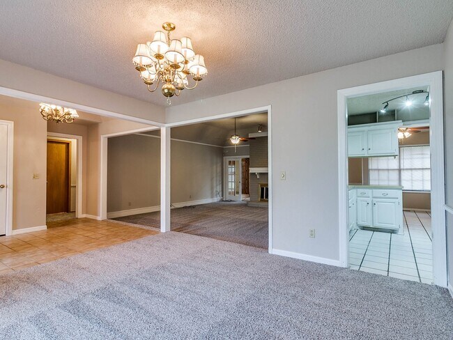 Building Photo - Large Corner Lot - 4 Bed/2.5 Bath + Study - 1 mile from PC North High School