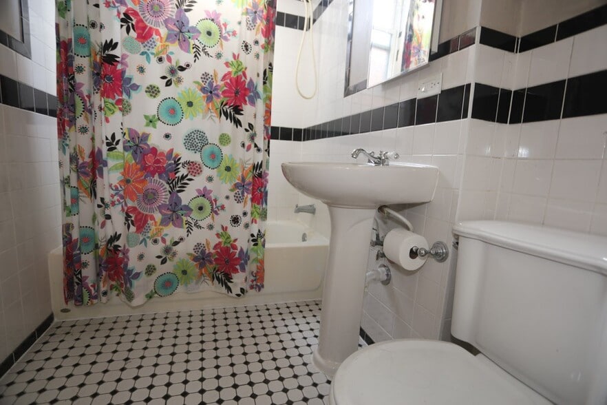 Building Photo - 1919 W Schiller St