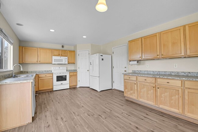 Building Photo - 3 bedroom, 2 bath home with 2 car garage in Highlands Ranch