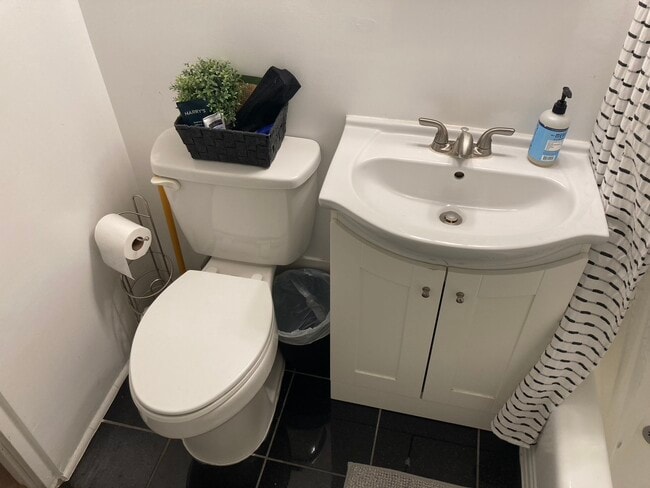 Building Photo - 1210 N Taft St