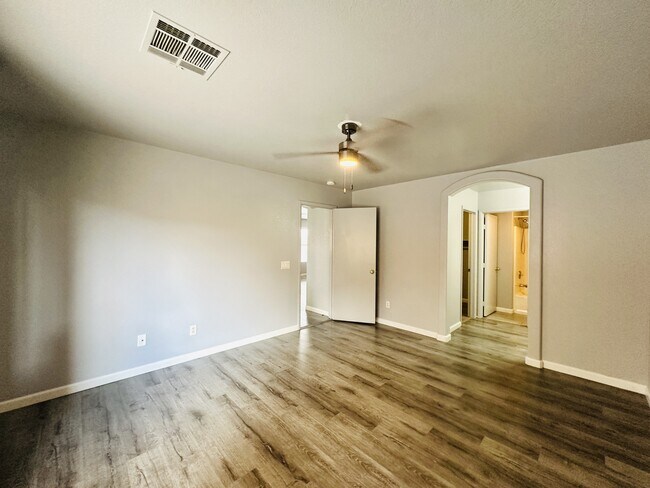 Building Photo - 10911 Vallerosa St