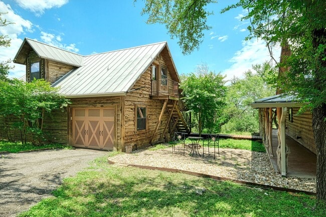 Building Photo - Custom Home with Separate Apartment