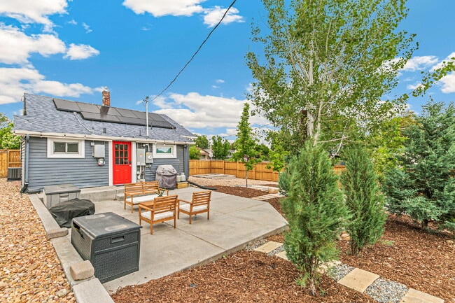 Building Photo - $2,595, 3-bed, 2-bath, located in Denver w...