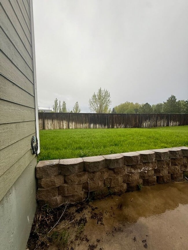 Building Photo - Spacious 4 Bed / 3 Bath Duplex on 1 Acre –...