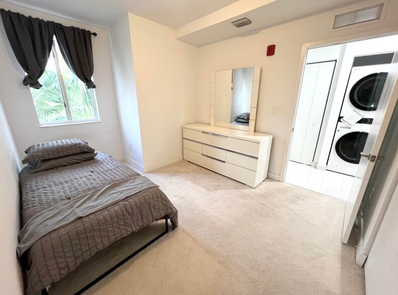 Building Photo - 2651 NE 212th Ter