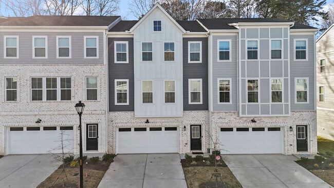 Primary Photo - Beautiful Townhome with 3 bedrooms, three ...