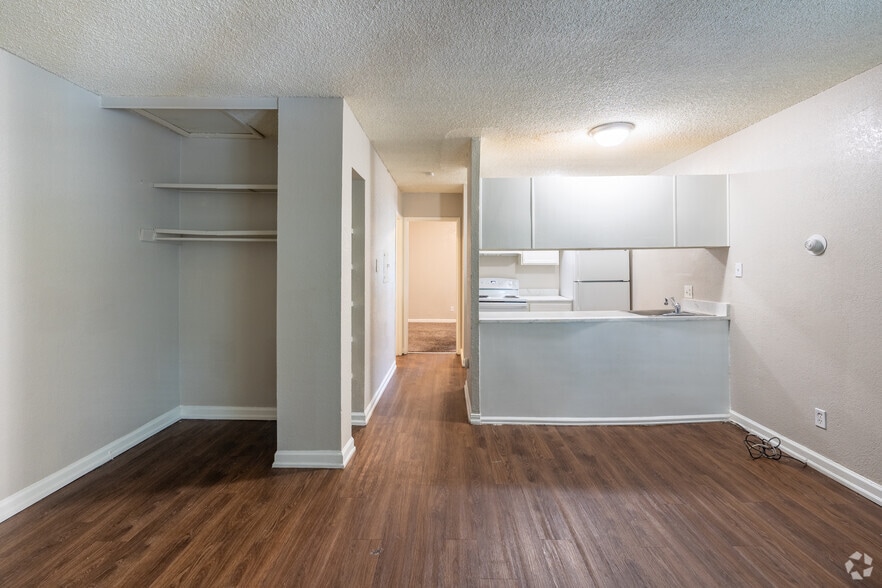 1BR, 1BA - 528SF - Living Room - Bradburn Gardens